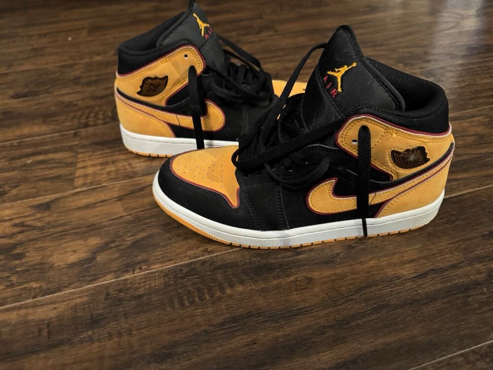 Air Jordan 1 Mid SE GS Vivid Orange Black Youth Size 7 Womens 8.5 FJ4924-008
